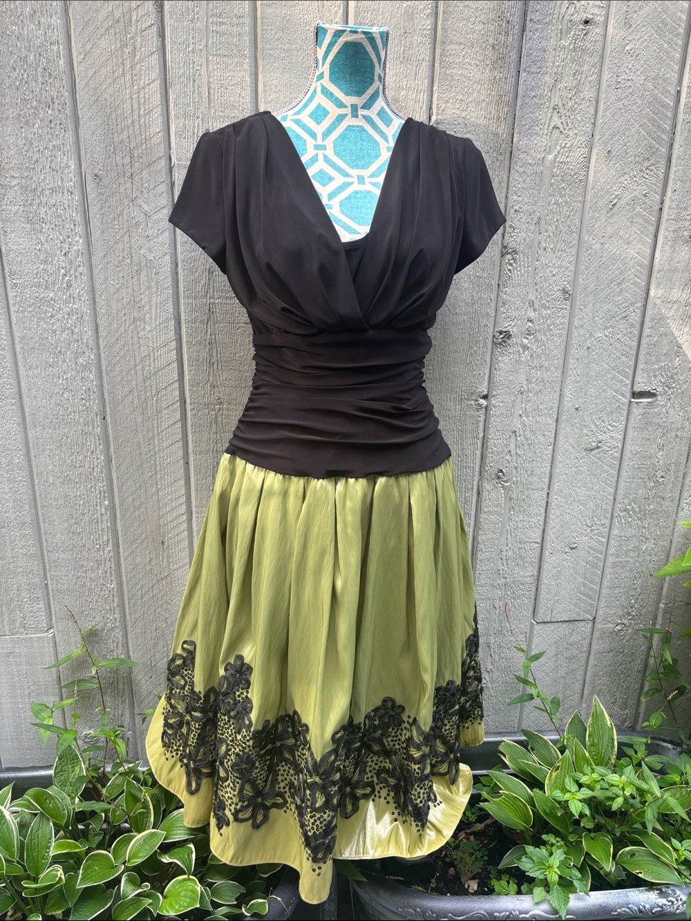 Elegant Olive Green A-Line Skirt with Black Lace Trim